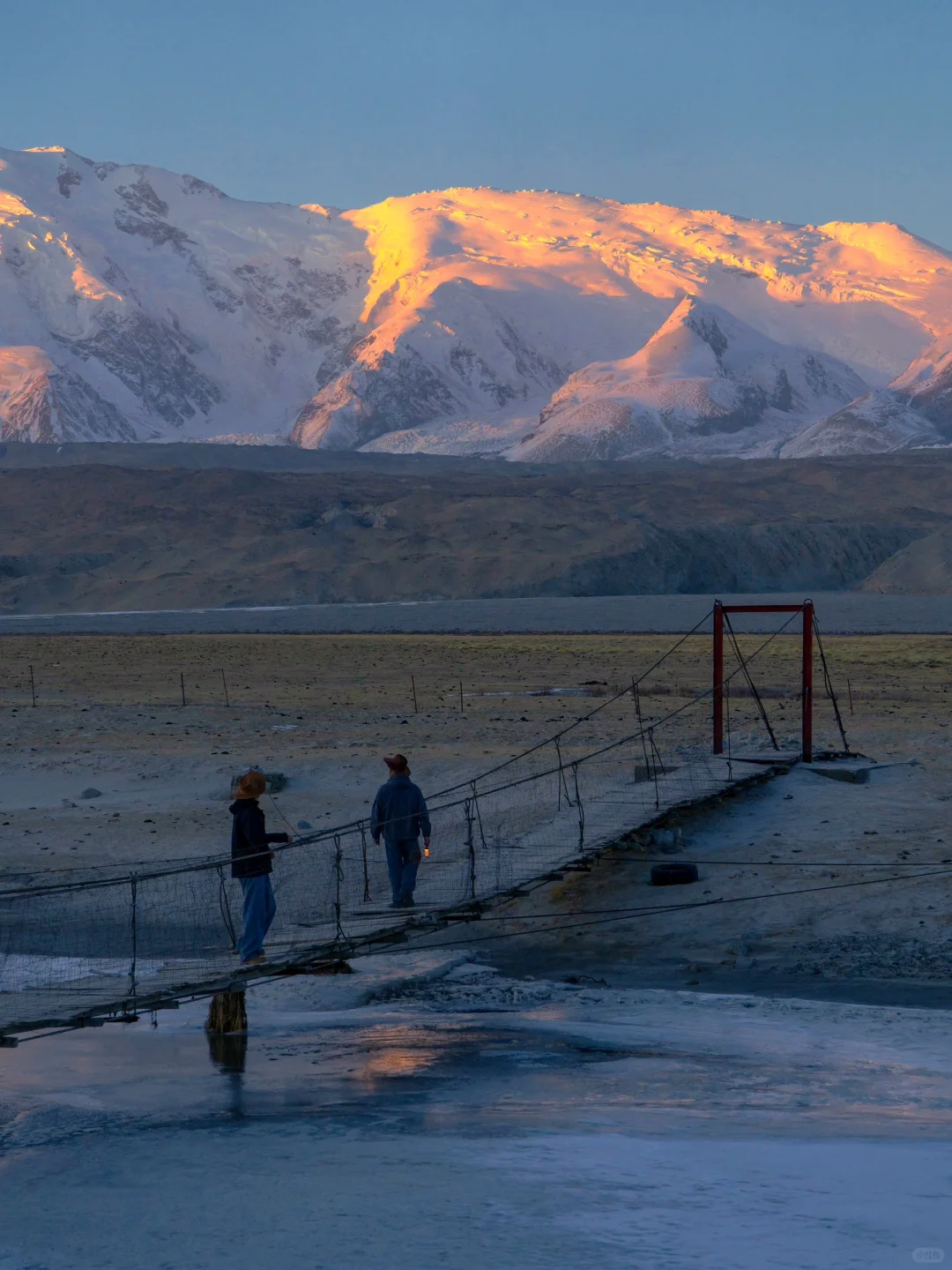 租车爆胎 却在这座吊桥上邂逅了日照金山…
