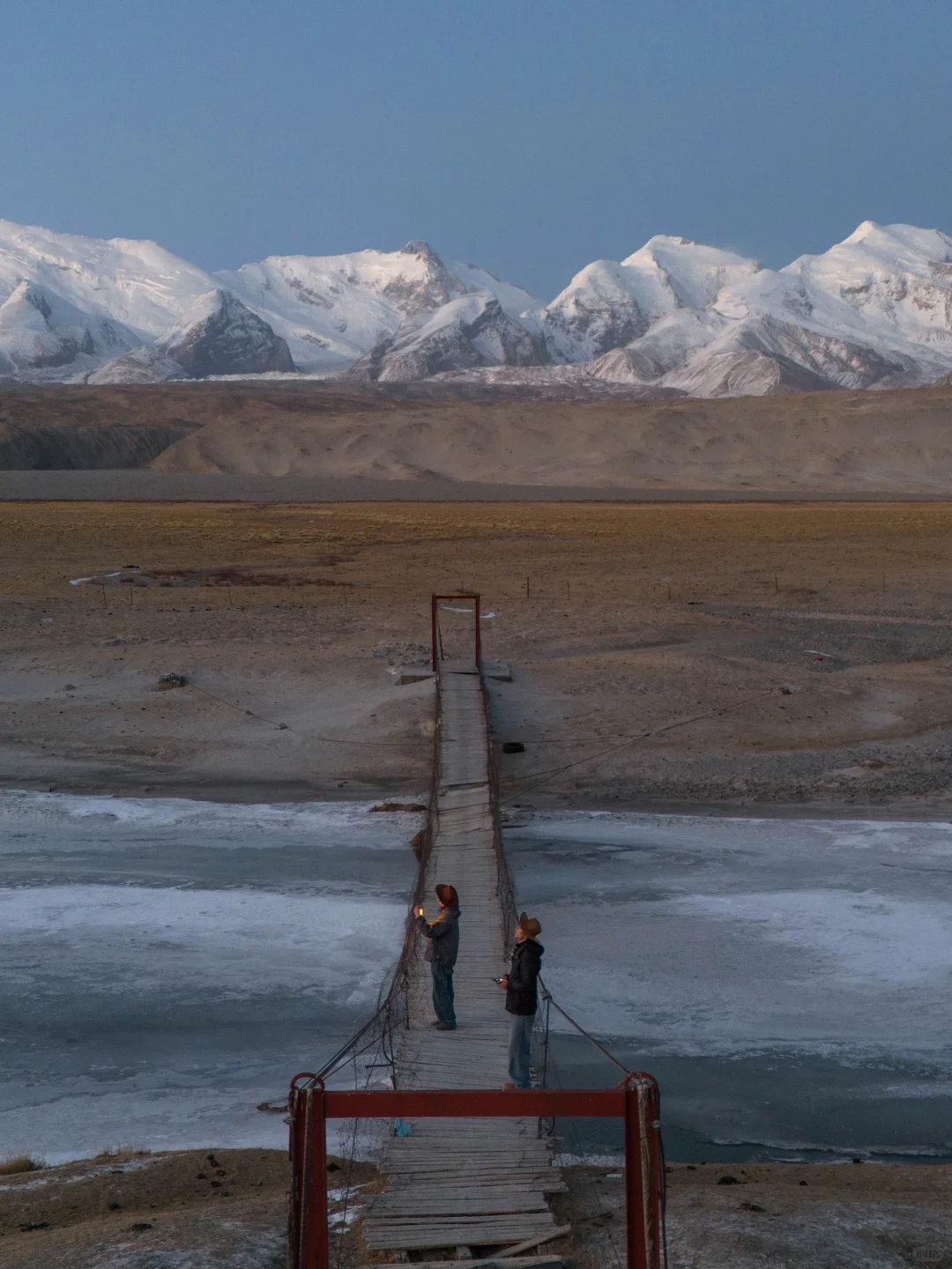 租车爆胎 却在这座吊桥上邂逅了日照金山…