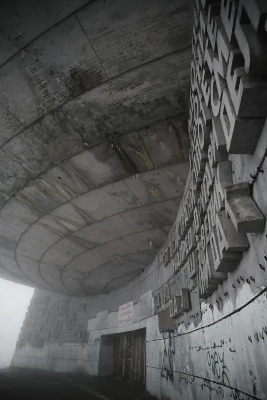 哇塞！探秘保加利亚的冰峰纪念碑