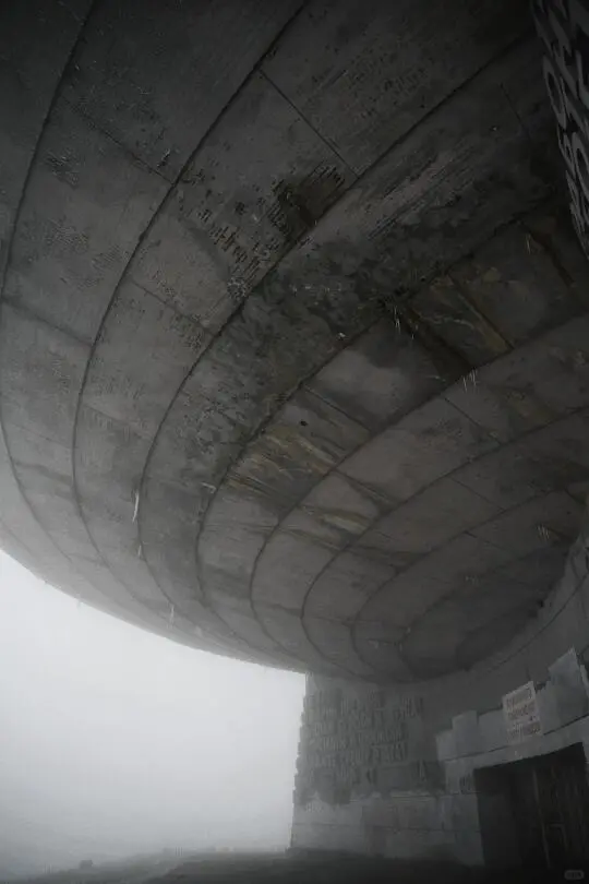 哇塞！探秘保加利亚的冰峰纪念碑