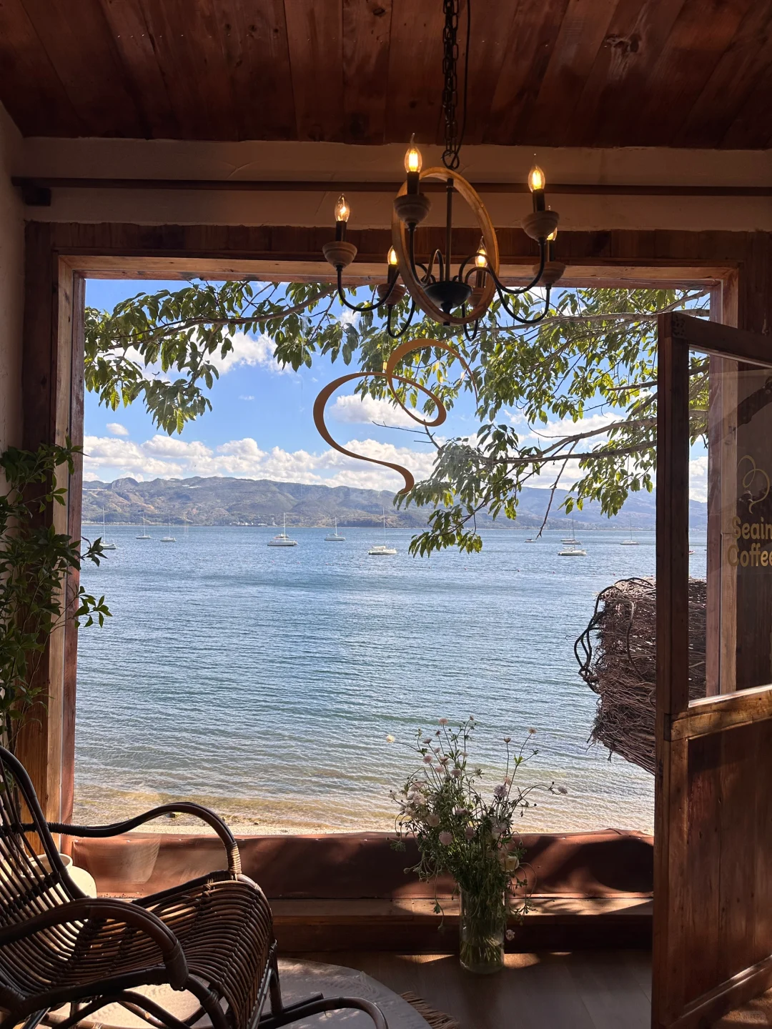 抚仙湖就是一个巨大的lalaland………