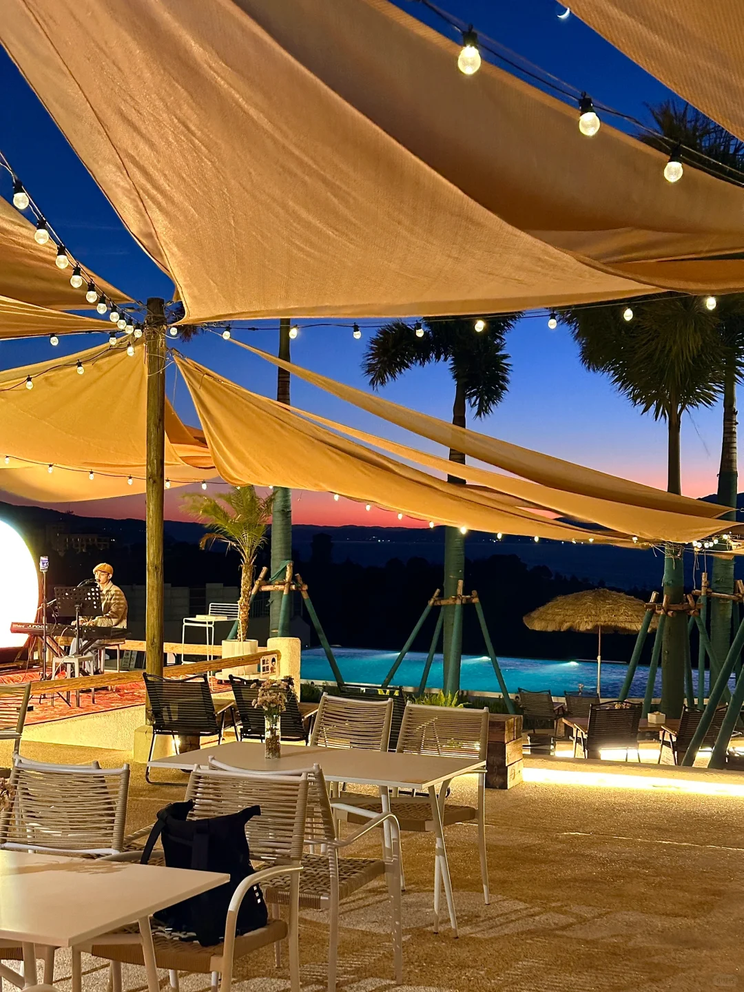 抚仙湖就是一个巨大的lalaland………