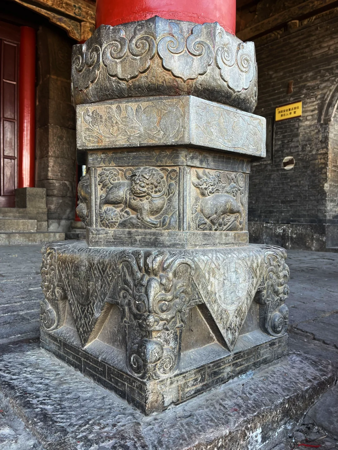 雪后的娲皇宫，犹如挂在绝壁的天上宫阙