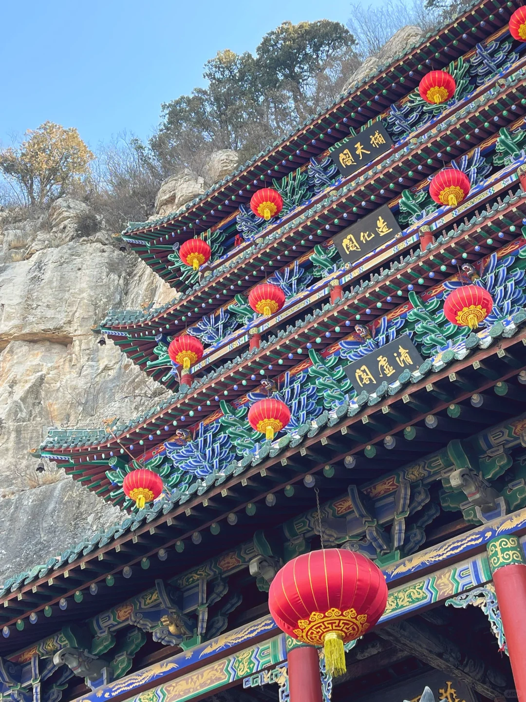 雪后的娲皇宫，犹如挂在绝壁的天上宫阙