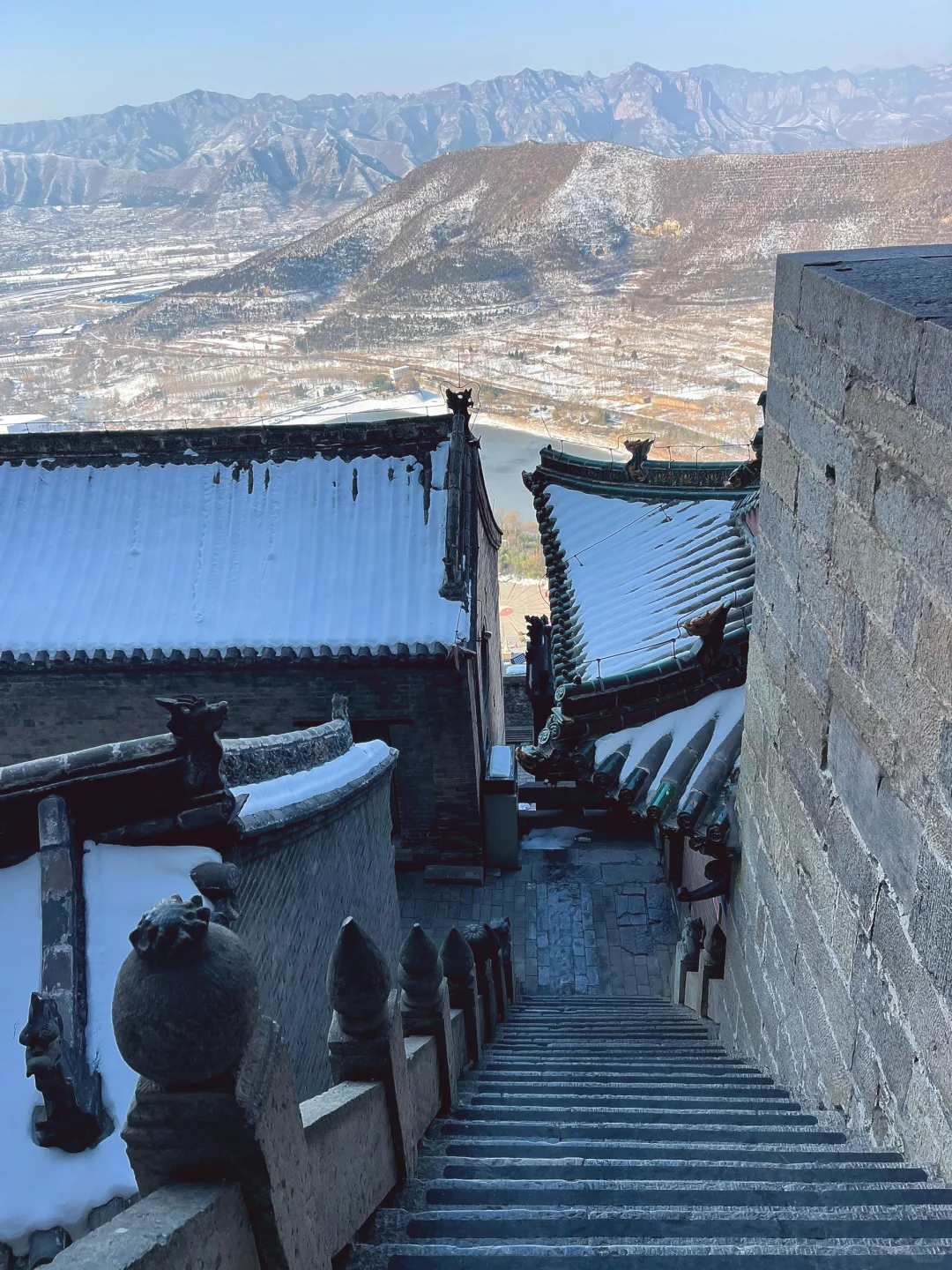 雪后的娲皇宫，犹如挂在绝壁的天上宫阙