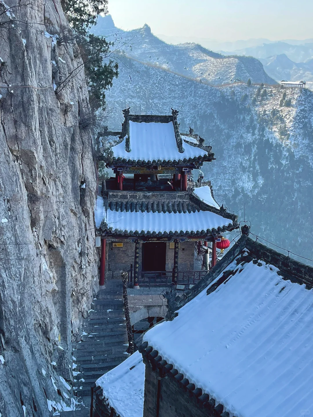 雪后的娲皇宫，犹如挂在绝壁的天上宫阙