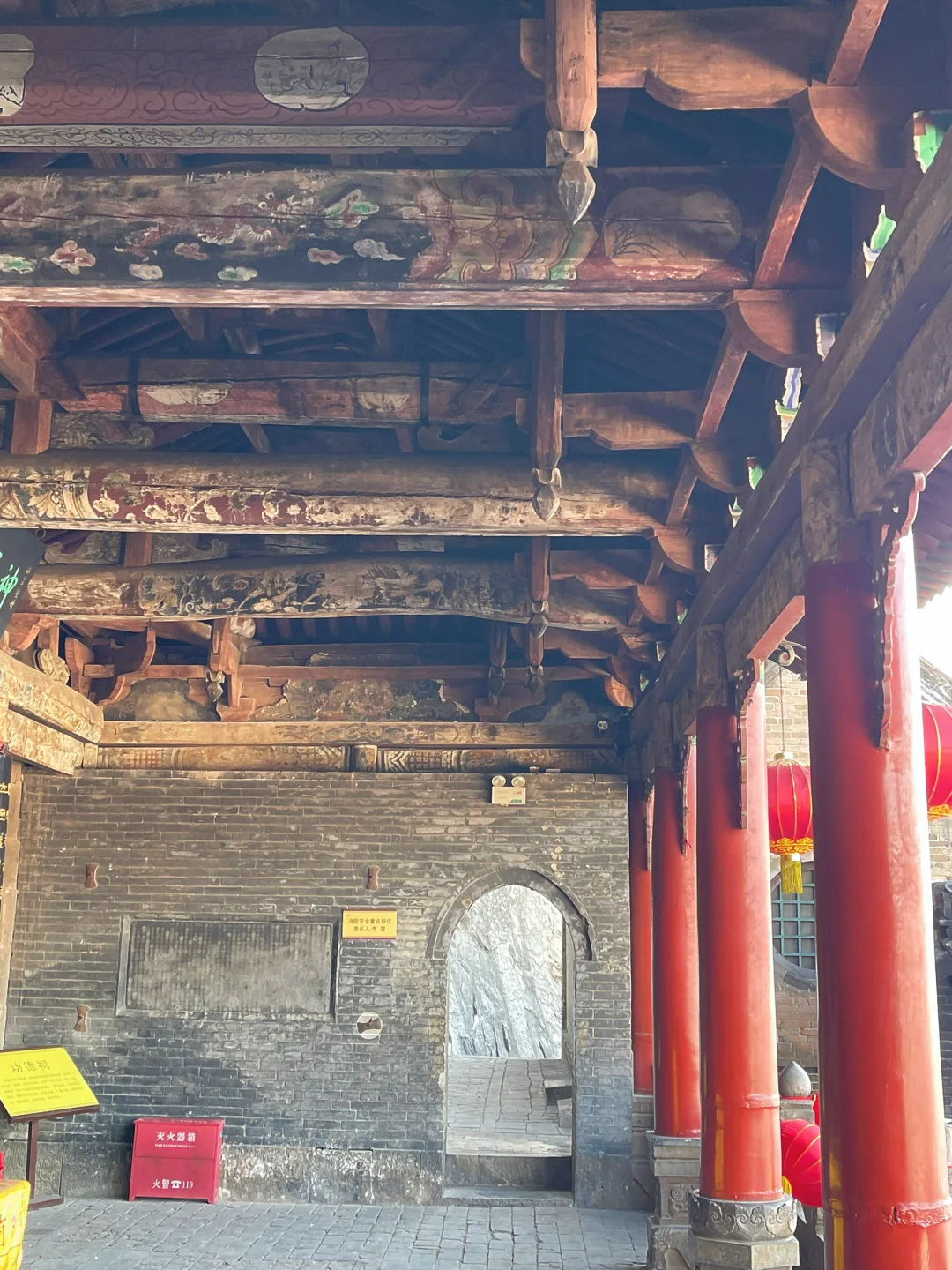 雪后的娲皇宫，犹如挂在绝壁的天上宫阙