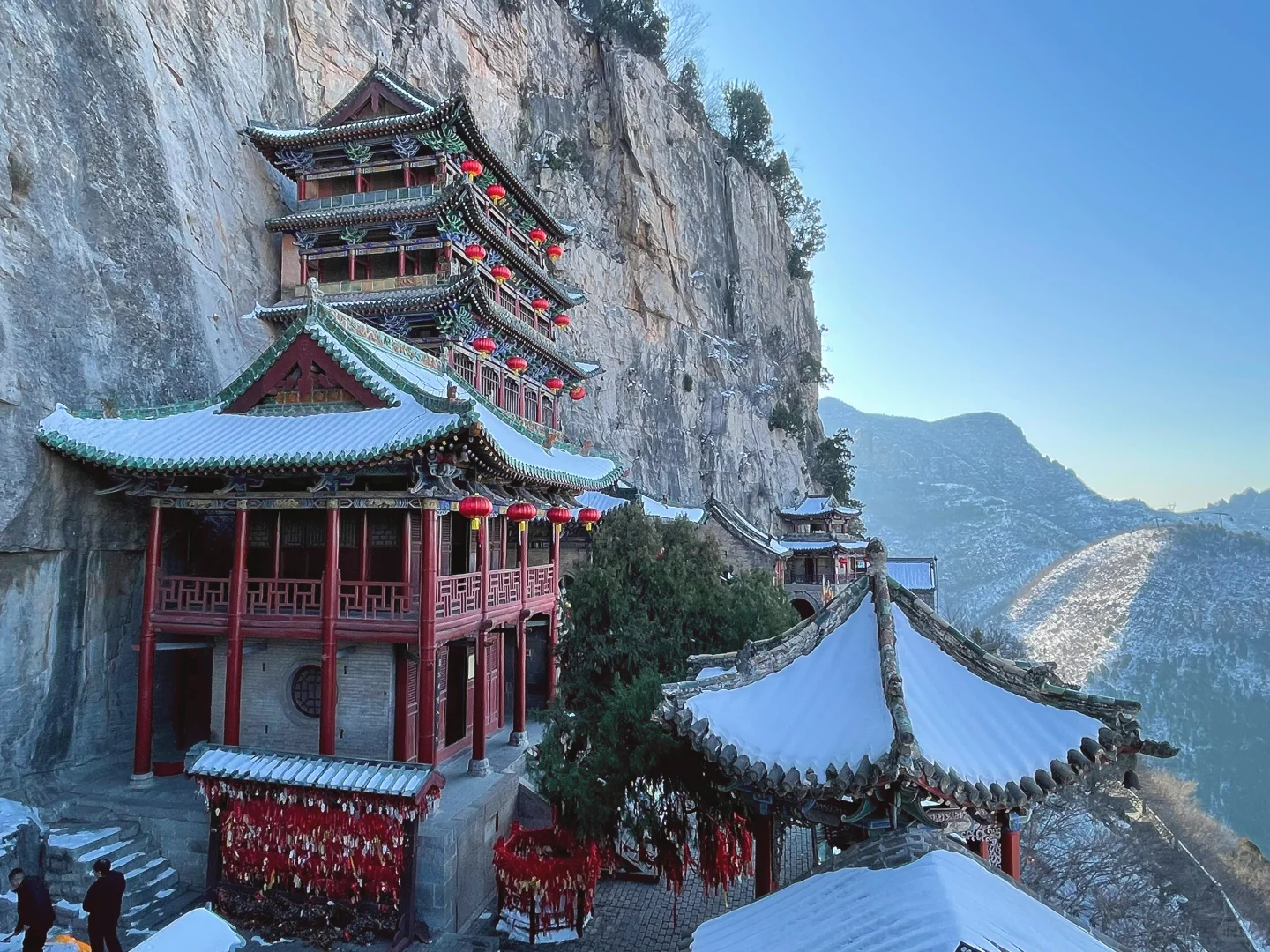 雪后的娲皇宫，犹如挂在绝壁的天上宫阙