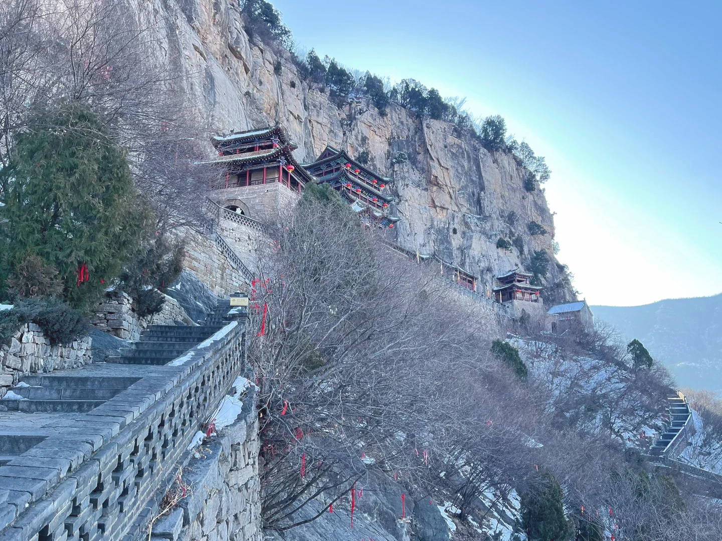 雪后的娲皇宫，犹如挂在绝壁的天上宫阙