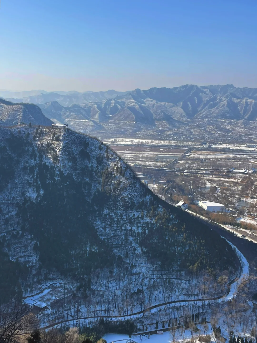 雪后的娲皇宫，犹如挂在绝壁的天上宫阙