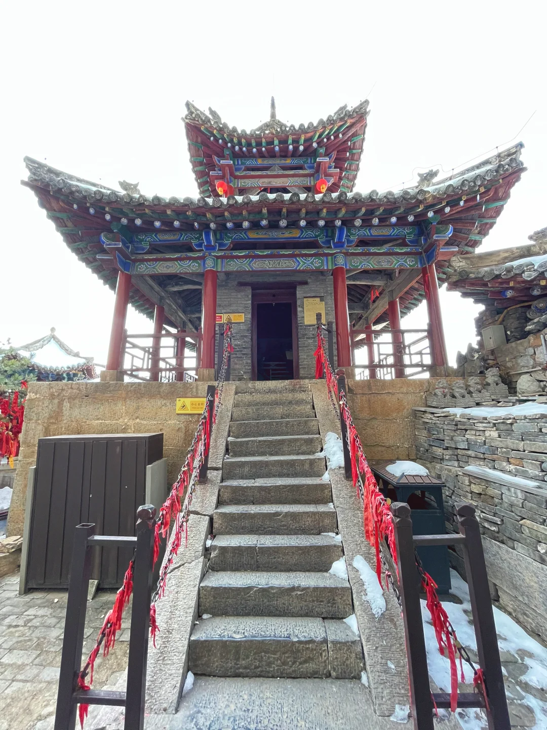 雪后的娲皇宫，犹如挂在绝壁的天上宫阙