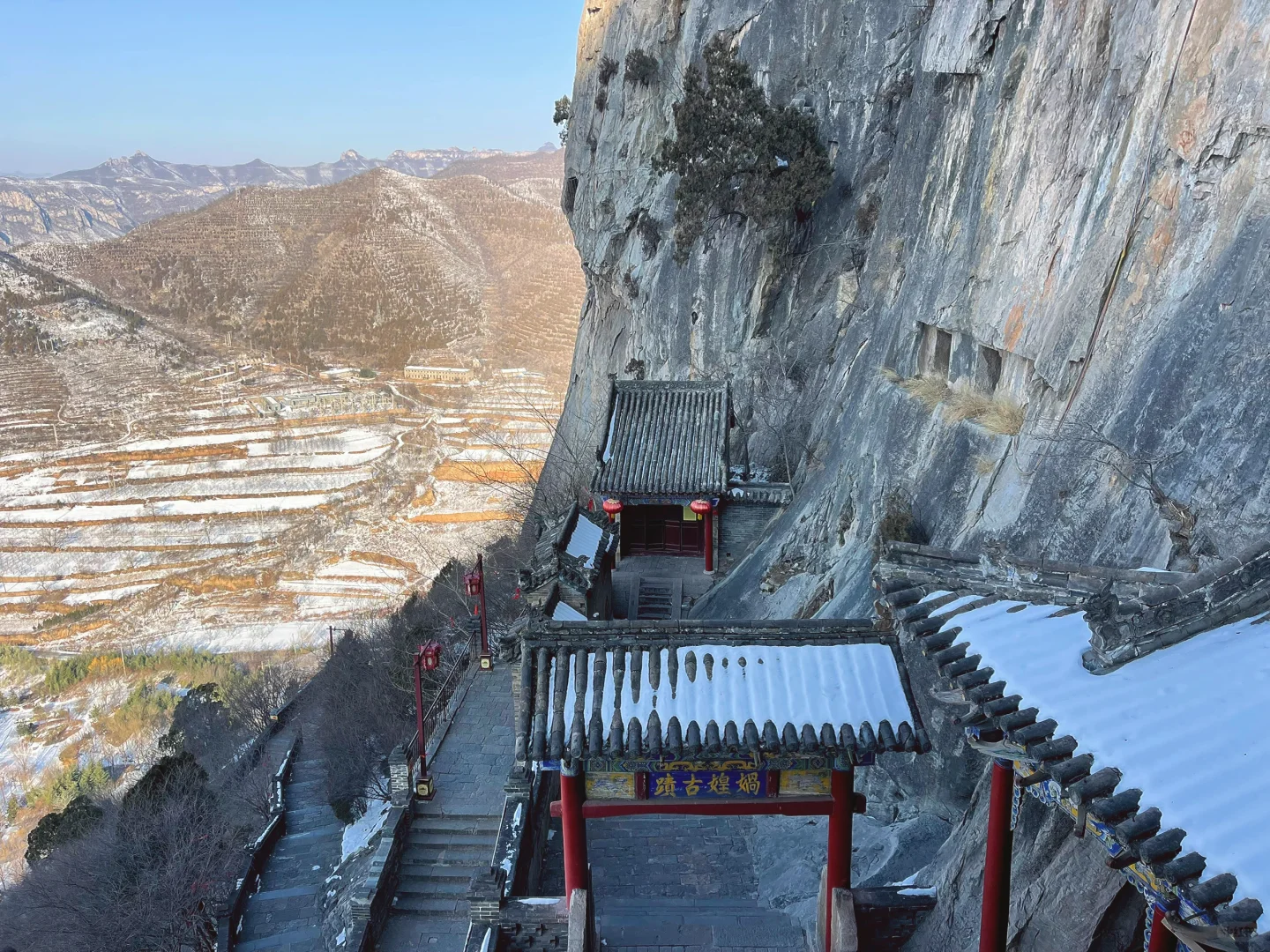 雪后的娲皇宫，犹如挂在绝壁的天上宫阙