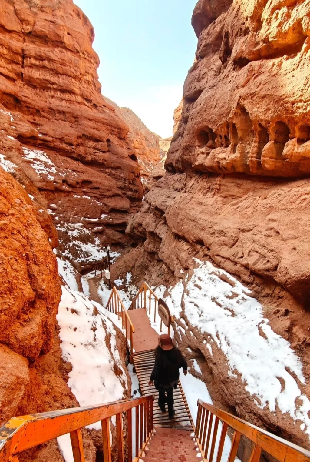 平山湖大峡谷：地质奇观的瑰宝💎