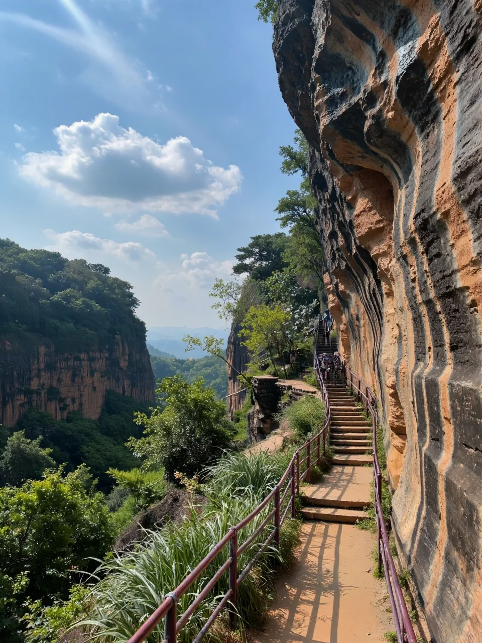 把烦恼抛到丹霞山脚下