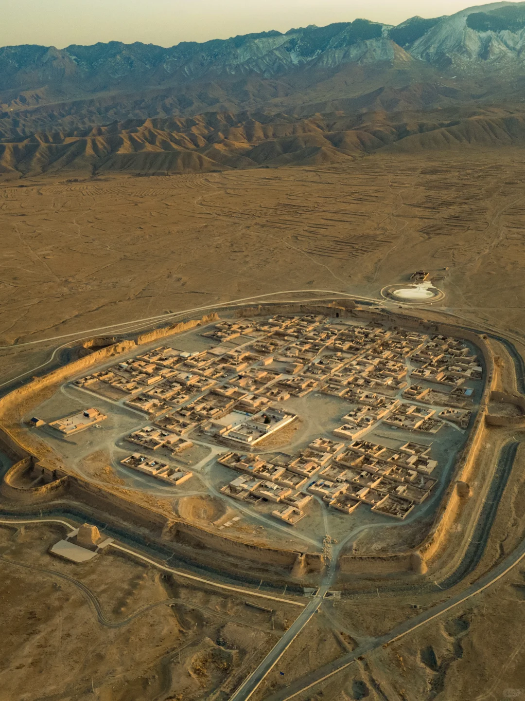 这里满足我对 一片孤城万仞山的一万种想象