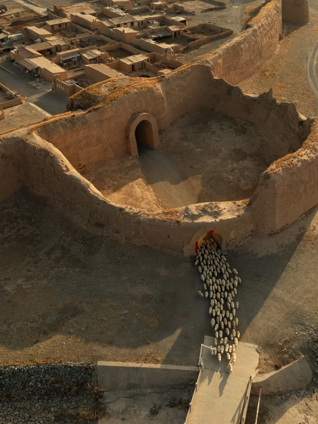 这里满足我对 一片孤城万仞山的一万种想象