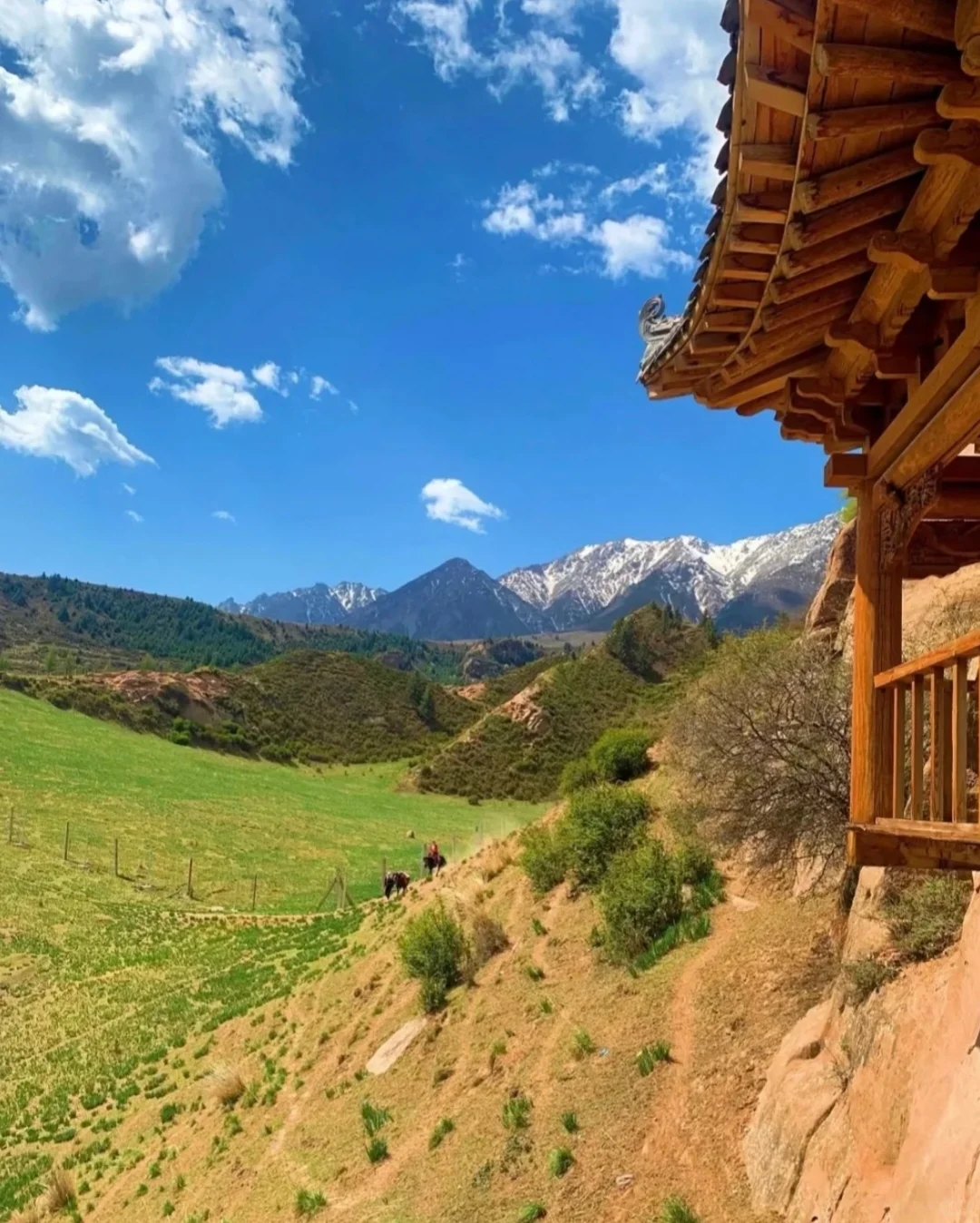 平山湖大峡谷：地质奇观的瑰宝💎