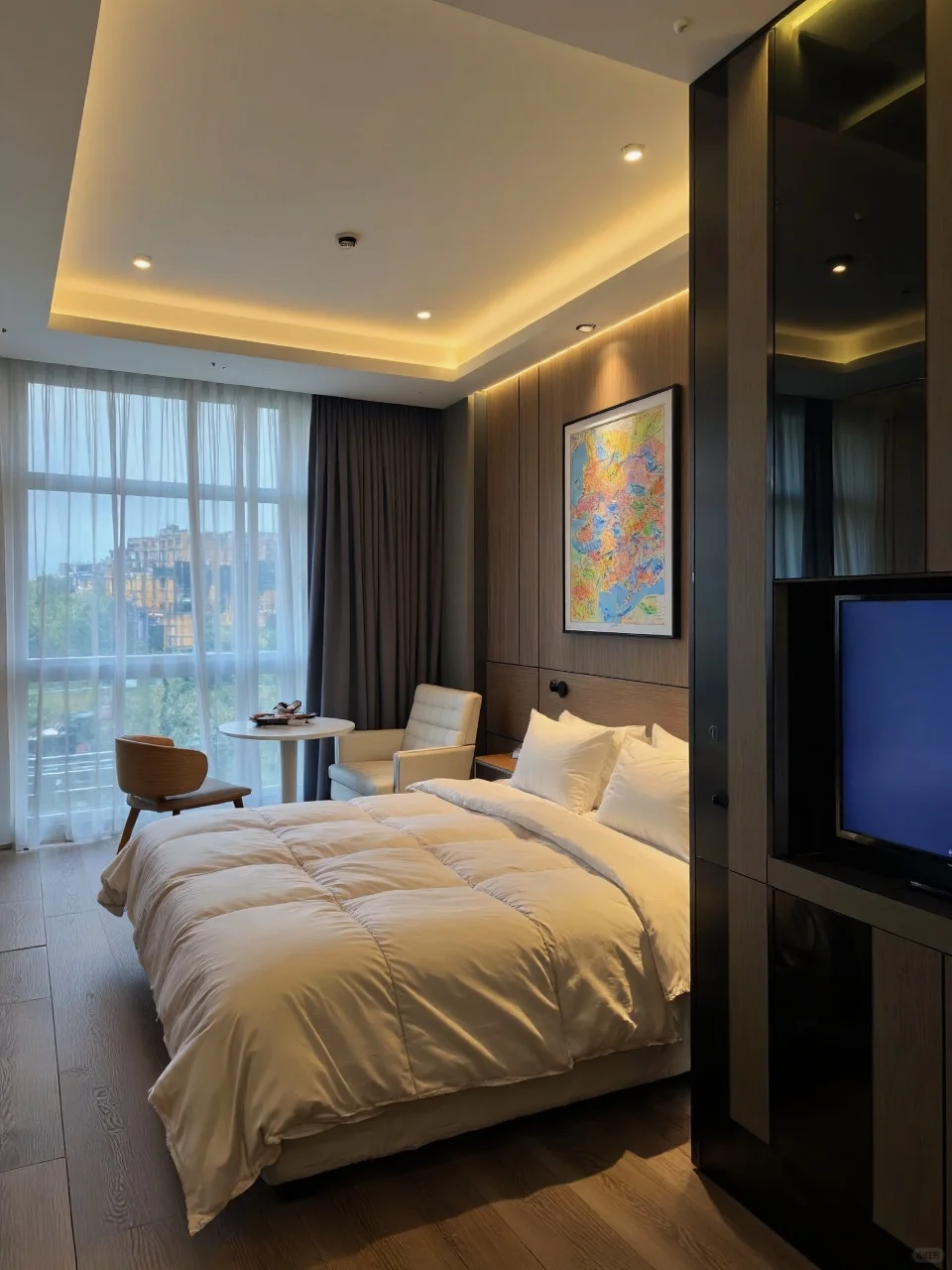 把烦恼抛到丹霞山脚下