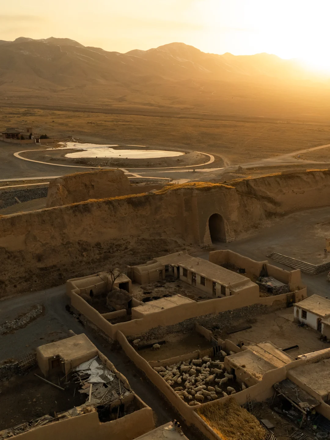 这里满足我对 一片孤城万仞山的一万种想象