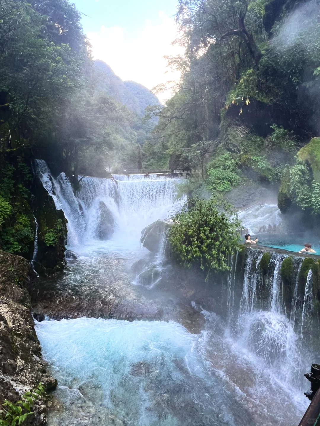 亲眼见到才相信😭世上真有流着温泉的瀑布♨️