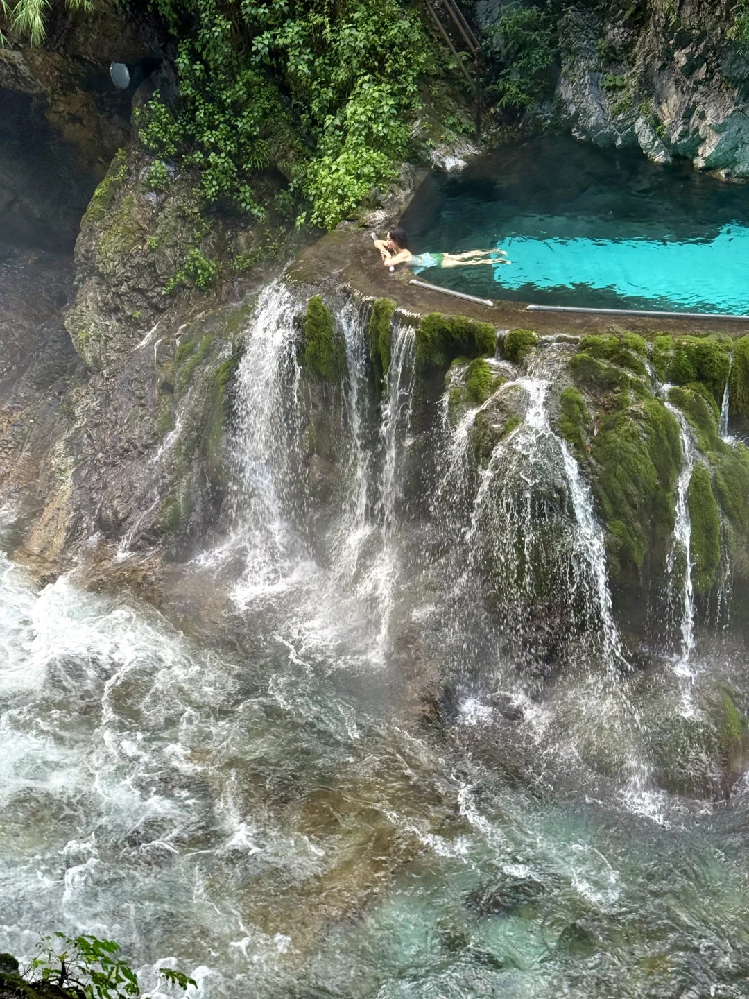 亲眼见到才相信😭世上真有流着温泉的瀑布♨️