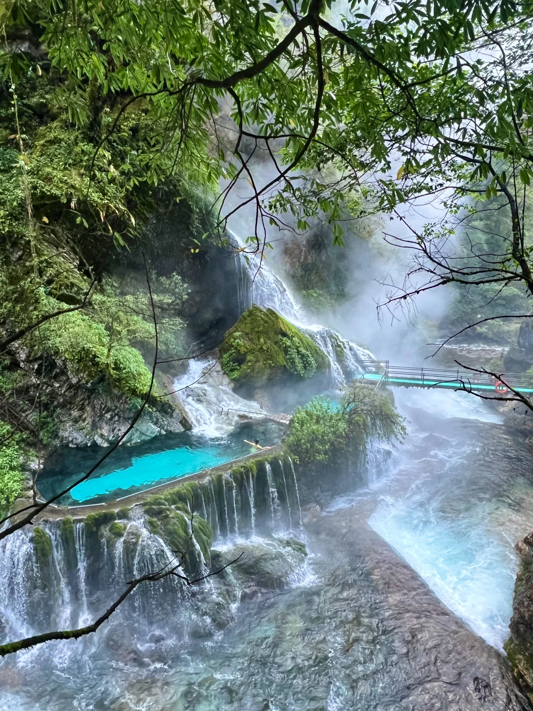 亲眼见到才相信😭世上真有流着温泉的瀑布♨️