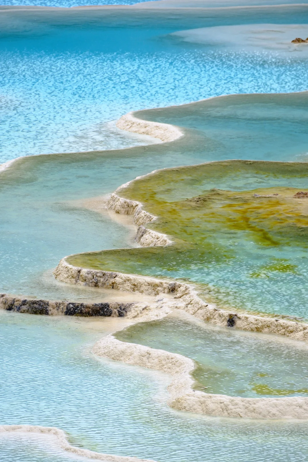 五色湖这阴天都遮挡不住的美貌TAT