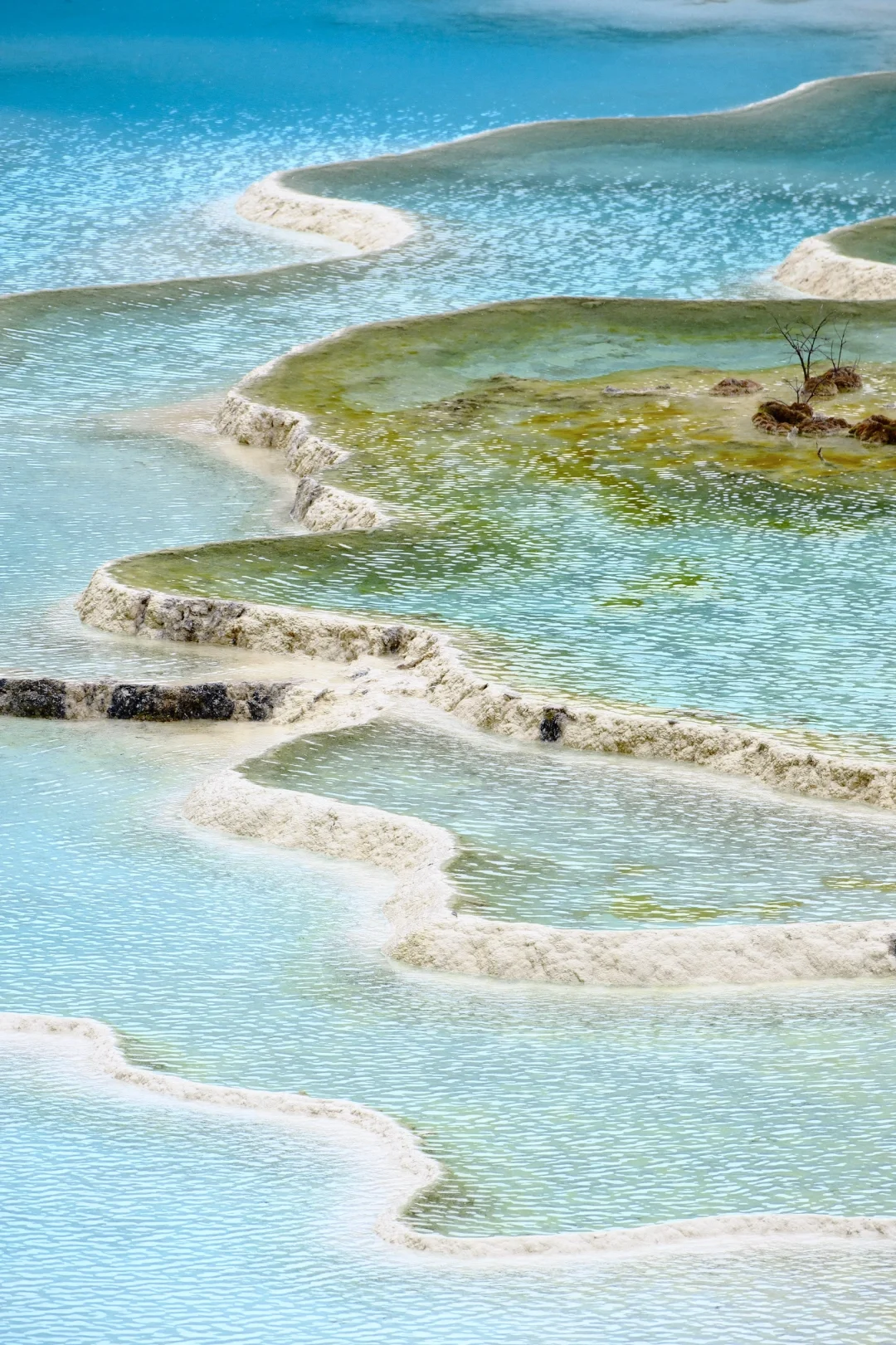 五色湖这阴天都遮挡不住的美貌TAT