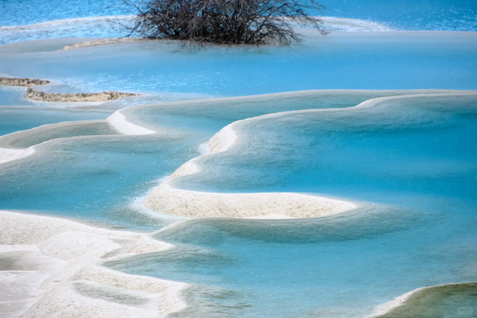 五色湖这阴天都遮挡不住的美貌TAT