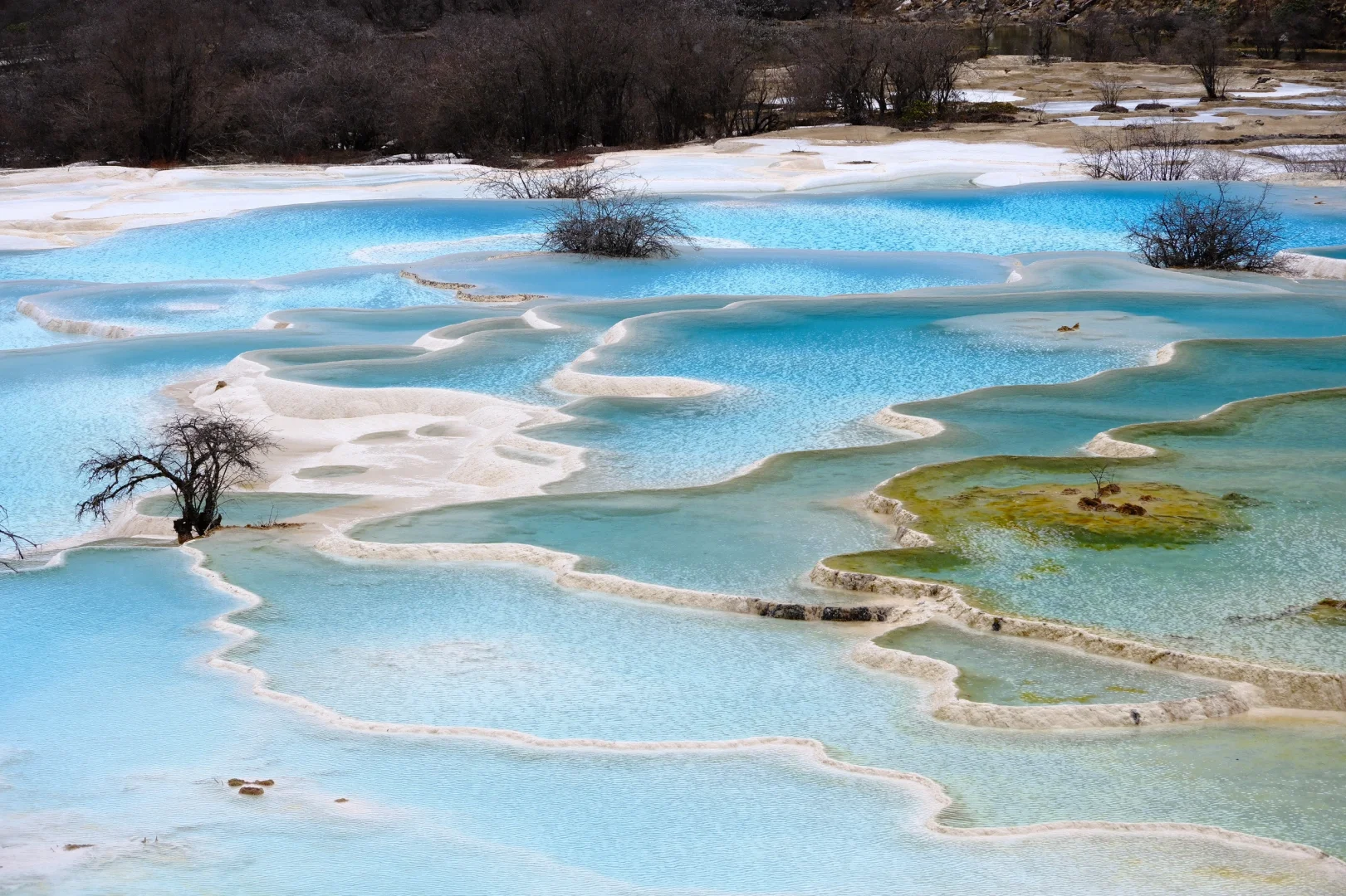 五色湖这阴天都遮挡不住的美貌TAT