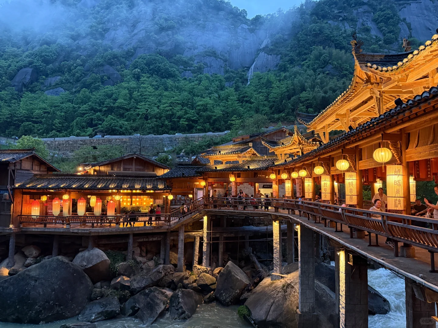 江西上饶望仙谷，夜晚蓝调时刻很美！