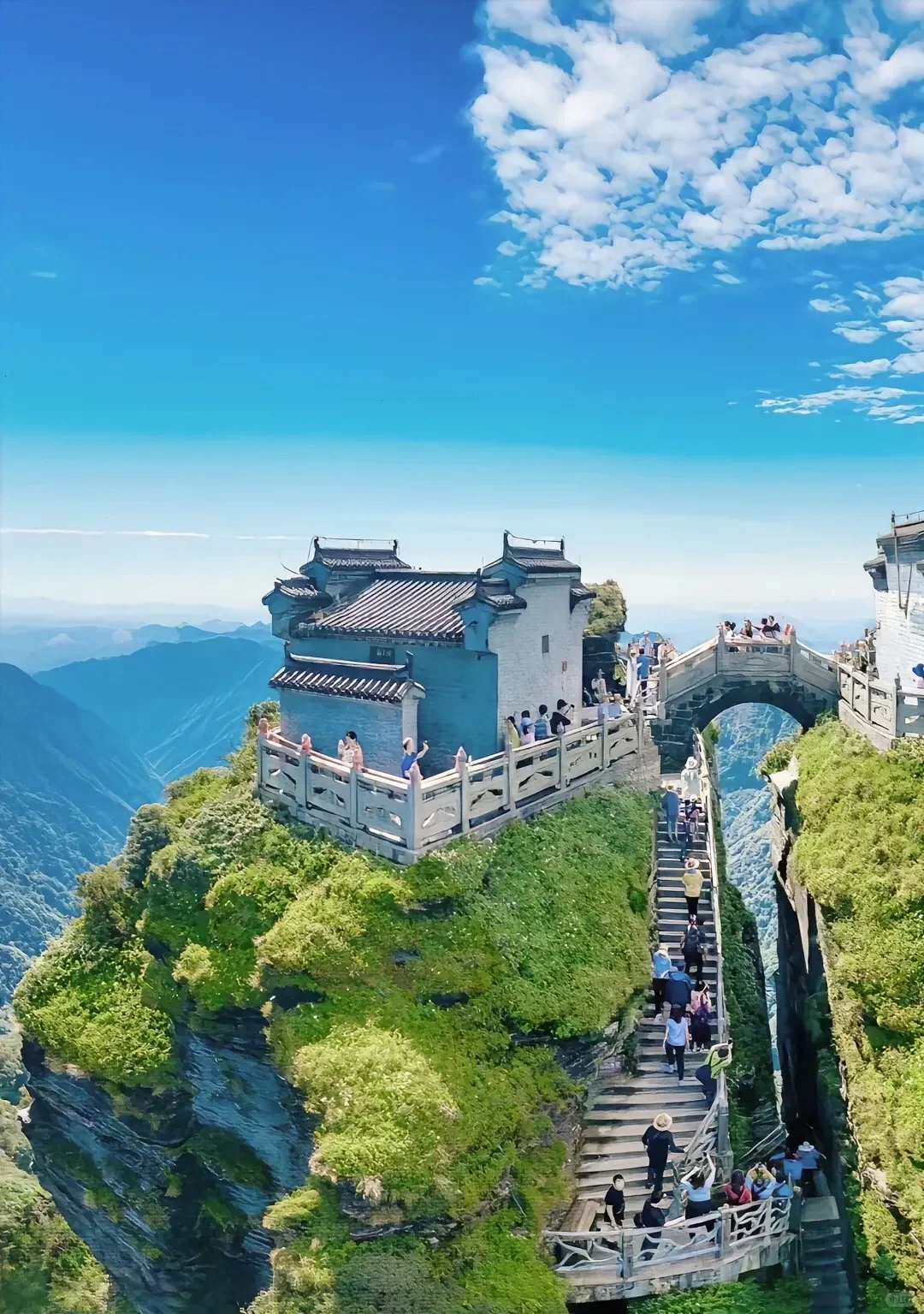 别再挤热门城市了，4月的贵州美到窒息！