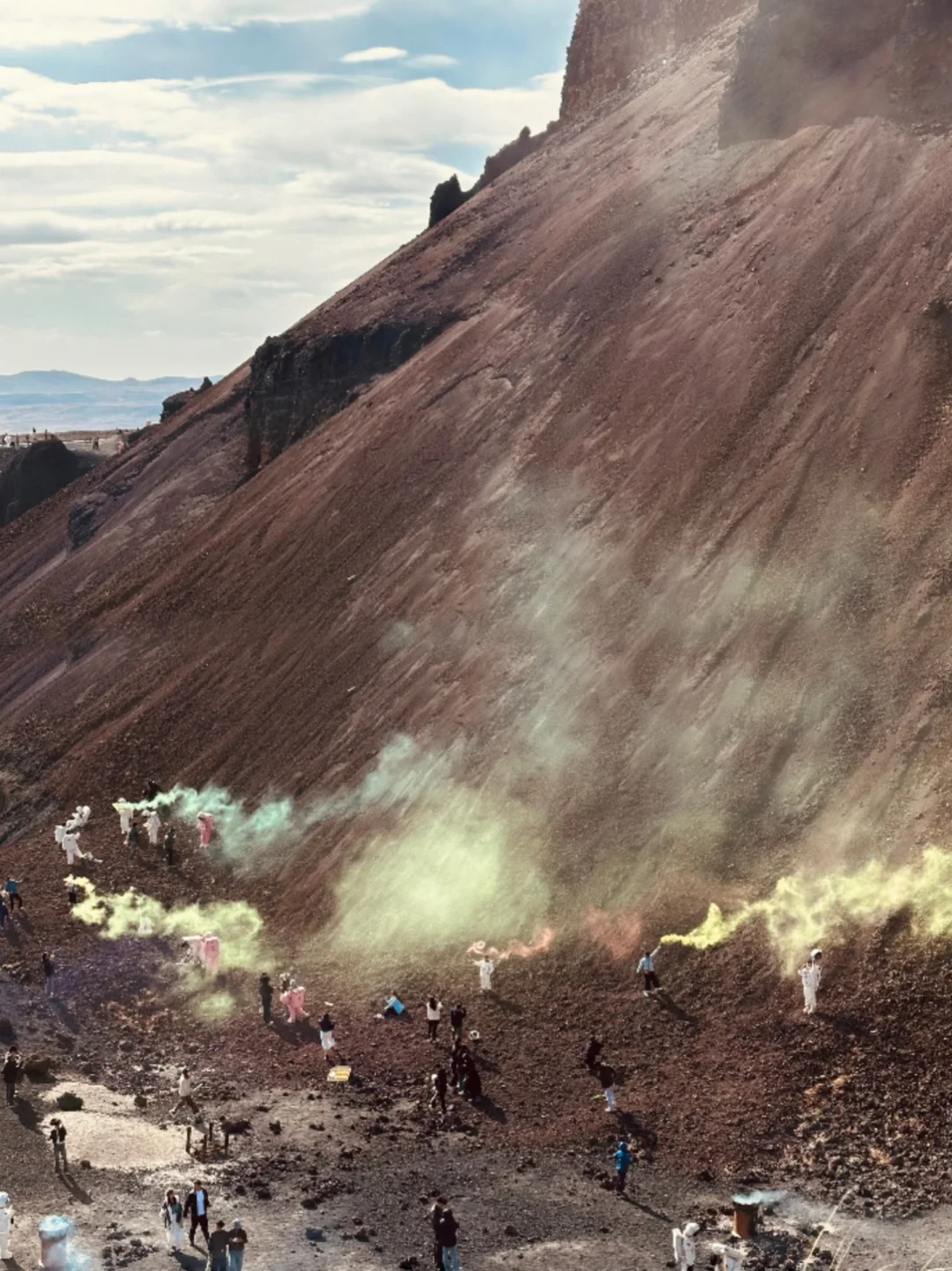 五一避开人挤人❌我选择去火山+沙漠“发疯”🔥