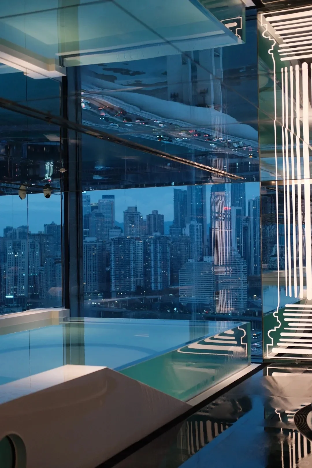 在重庆溜娃溜老公，住这家酒店比曼哈顿震撼