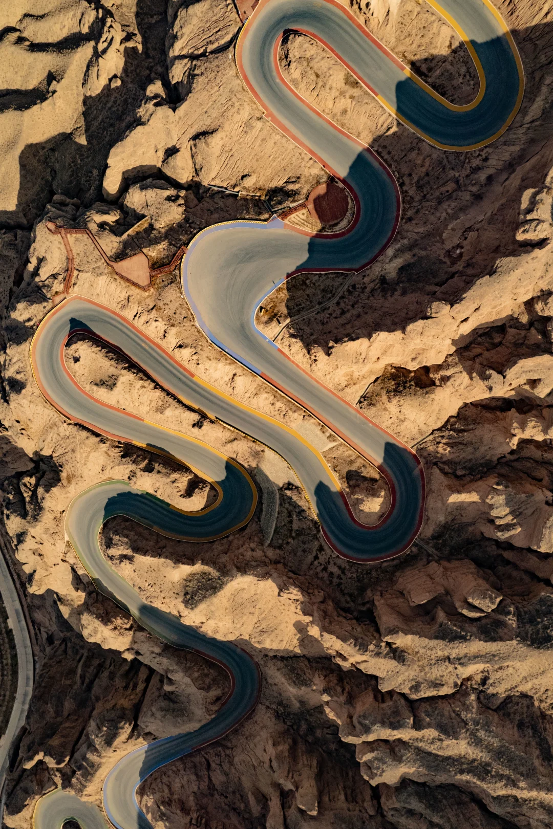 《国家地理》没骗我 现实版一片孤城万仞山