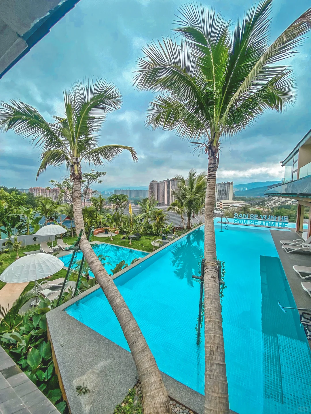 住进西双版纳的半山雨林，俯瞰傣族古村寨！