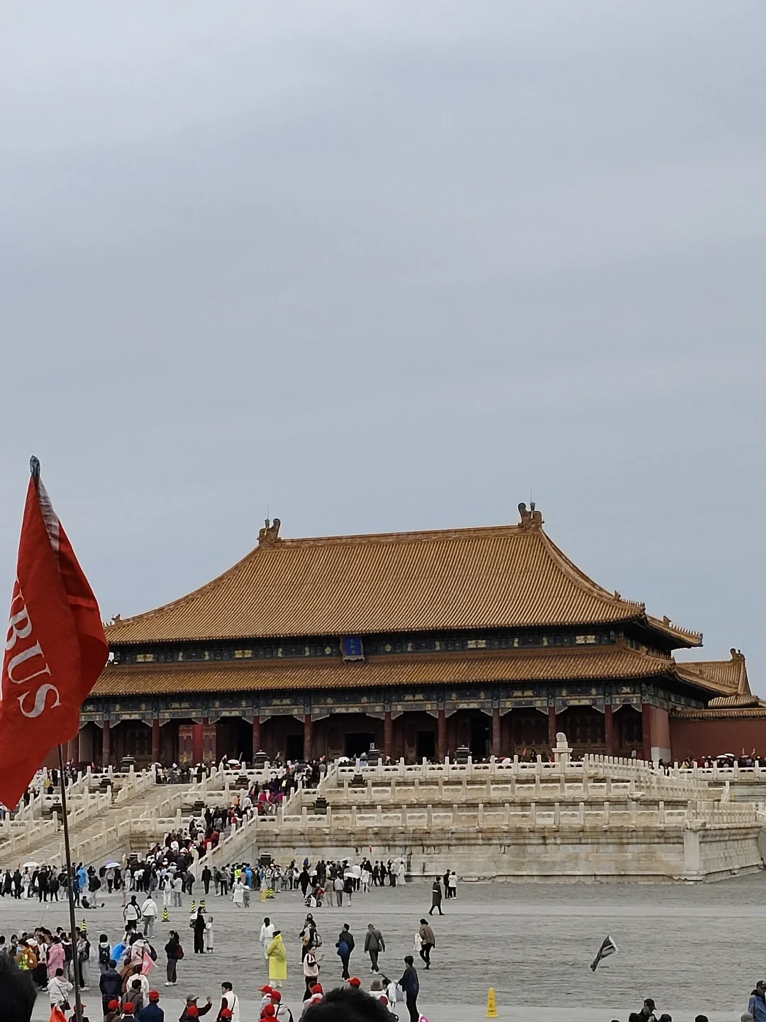 腿已走断 地铁坐穿 脸吹焦干 身份证掏烂