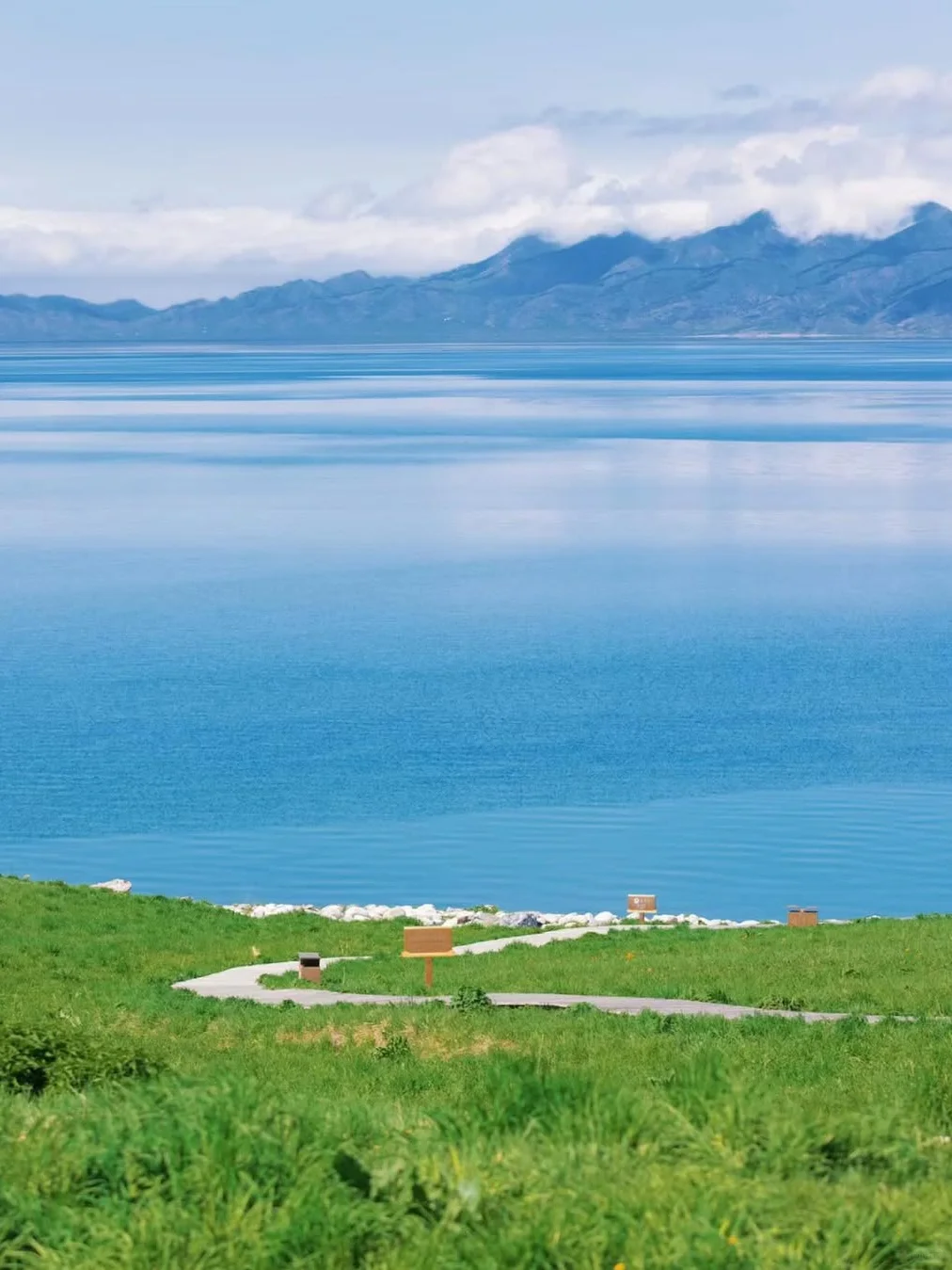 赛里木湖！一眼就被这变幻蓝调勾了魂‼️
