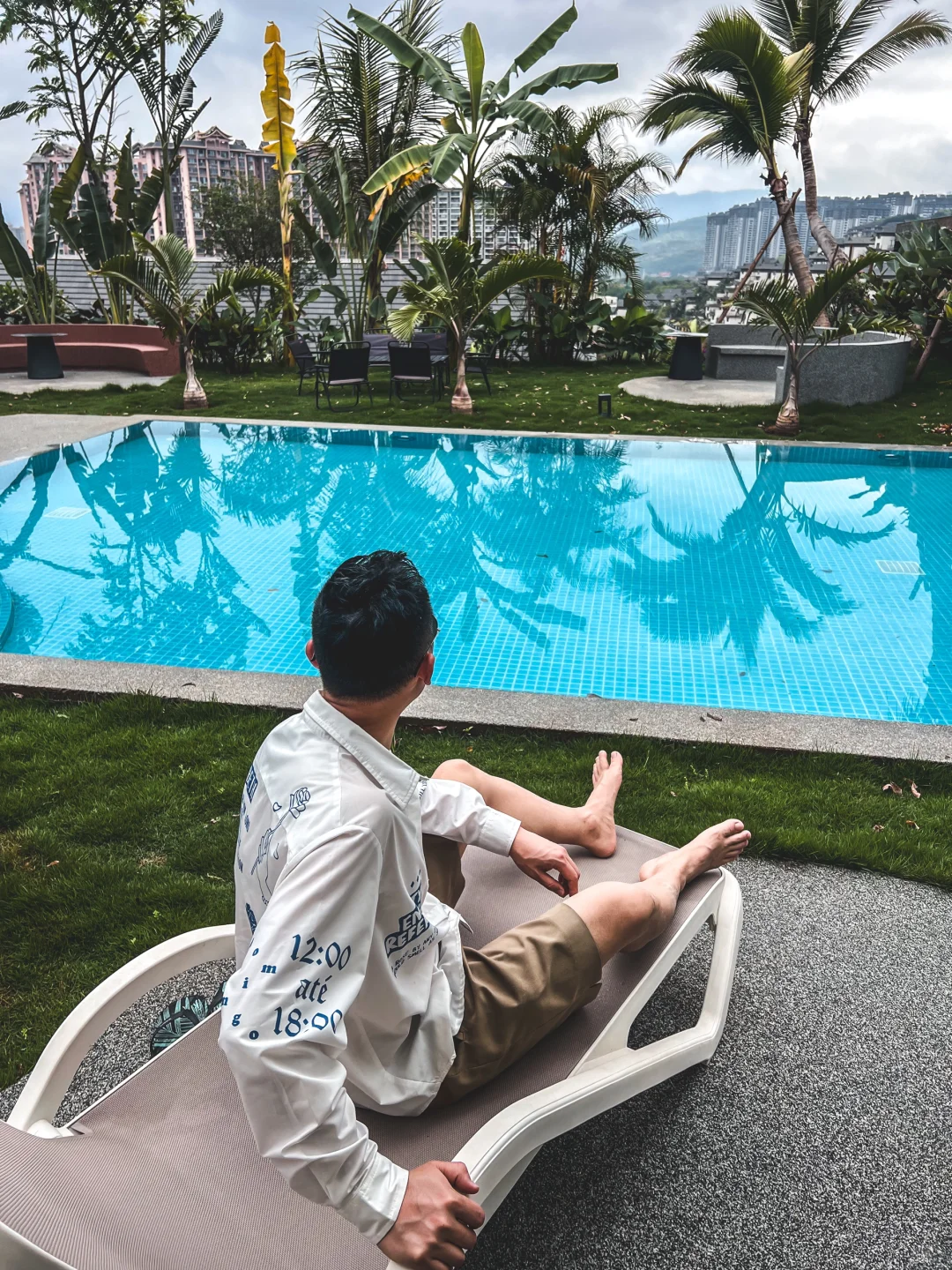 住进西双版纳的半山雨林，俯瞰傣族古村寨！