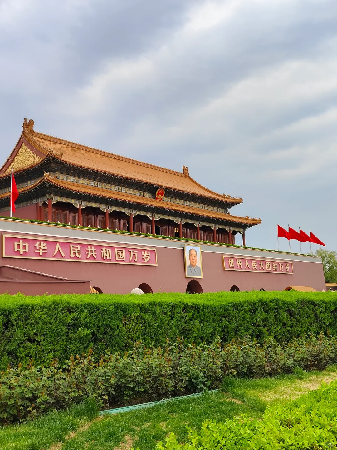 腿已走断 地铁坐穿 脸吹焦干 身份证掏烂