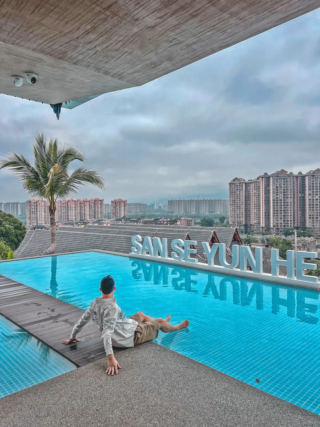 住进西双版纳的半山雨林，俯瞰傣族古村寨！
