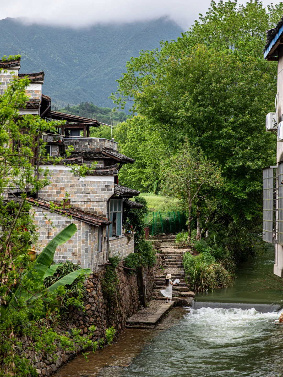 迄今为止，我很少用震撼形容一个小城