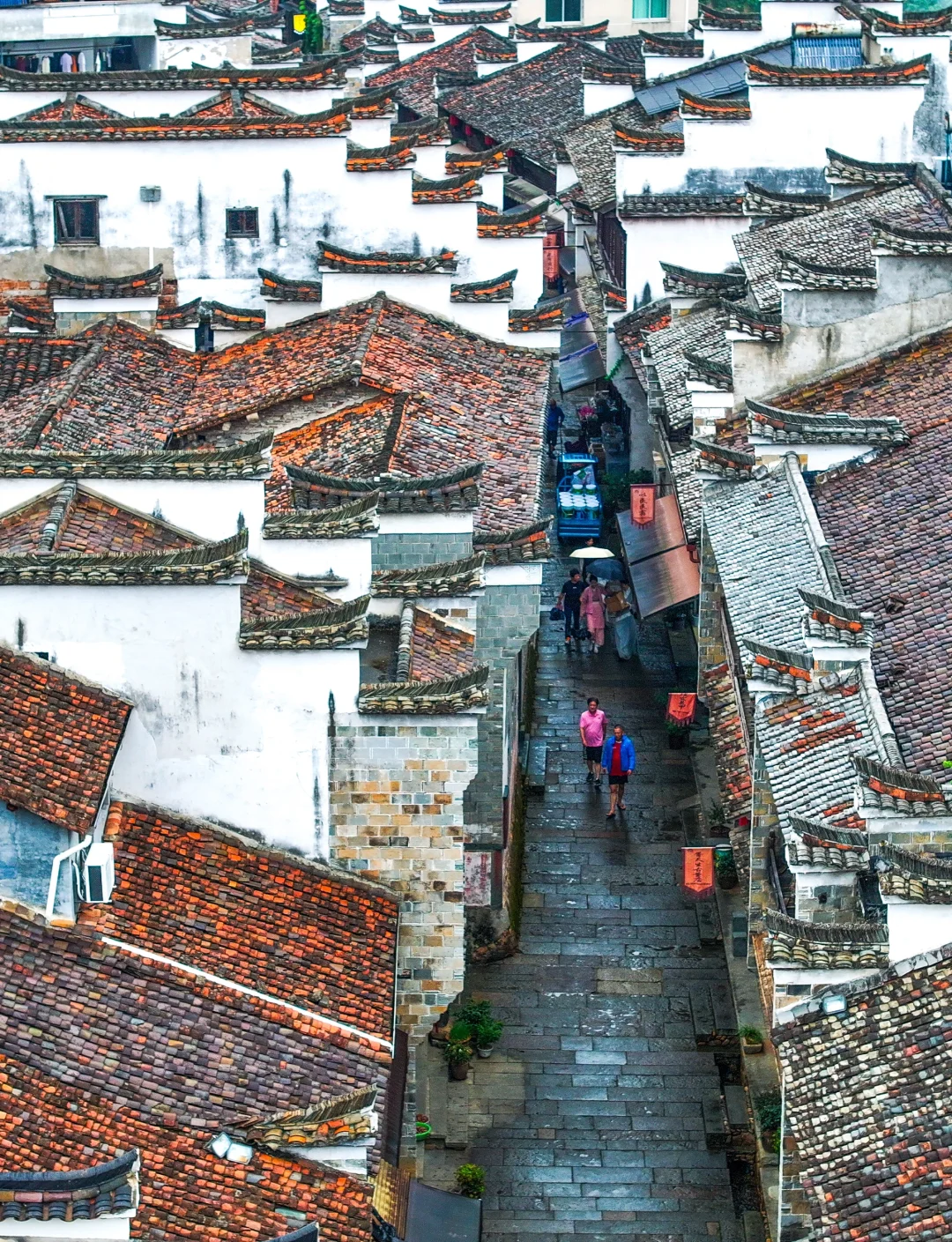 迄今为止，我很少用震撼形容一个小城