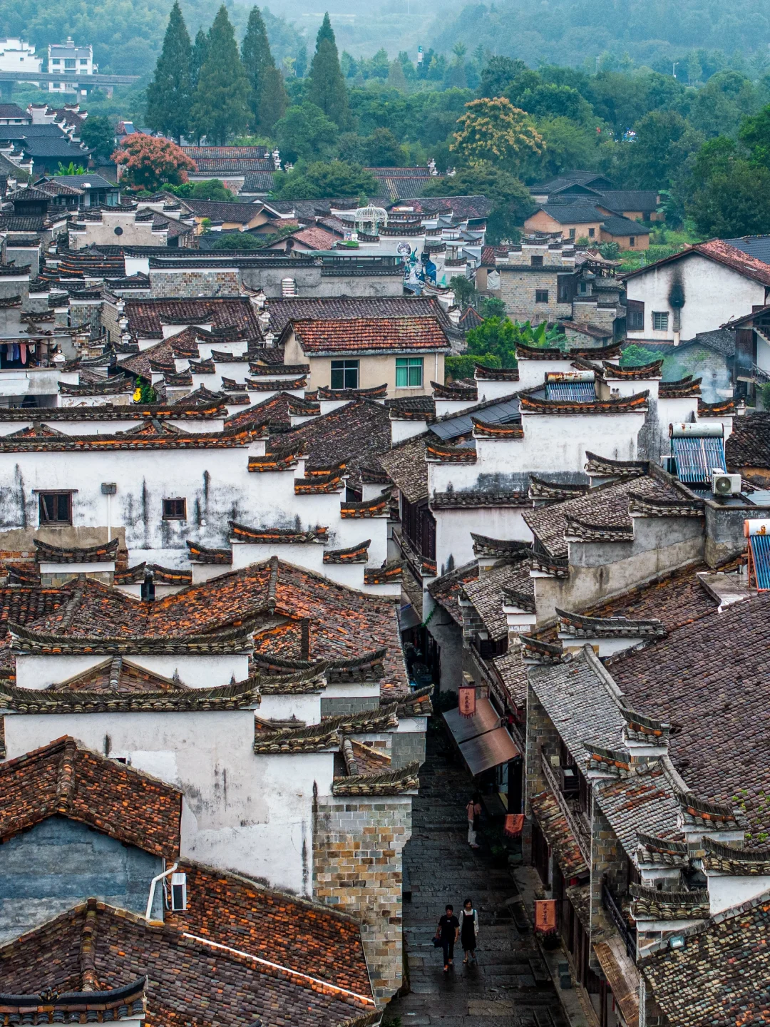 迄今为止，我很少用震撼形容一个小城