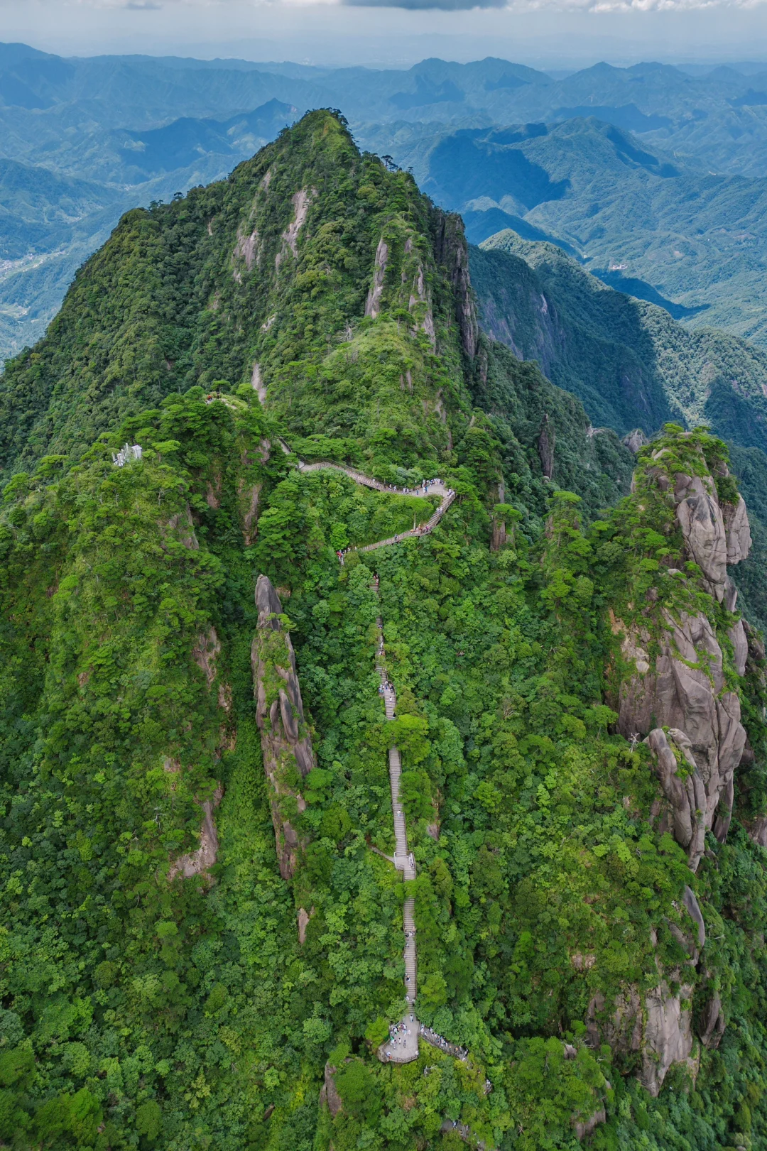 讲真,我很少用“震撼”来形容一座山!😭