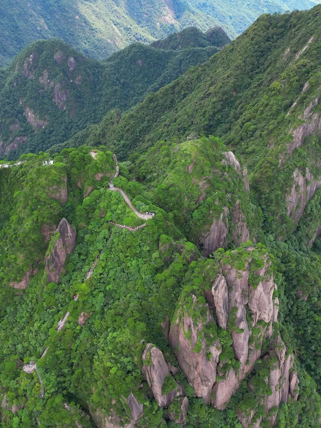 讲真,我很少用“震撼”来形容一座山!😭