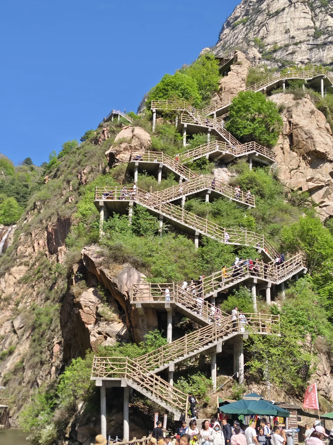 五一漫山花溪谷