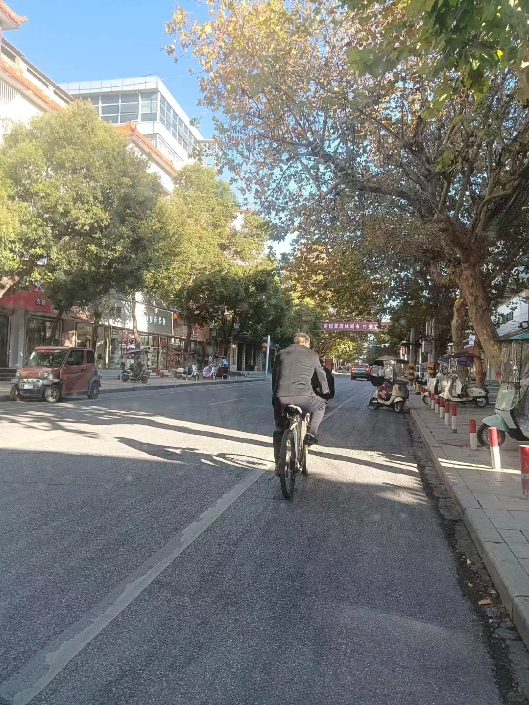 我老公的外甥，从银行贷款50万，准备开餐厅，打电话让我老公去银行签字，给他担保。