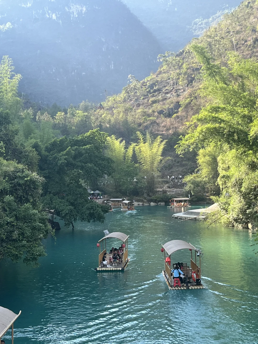 是被绿光包围的溶洞呀～🪑