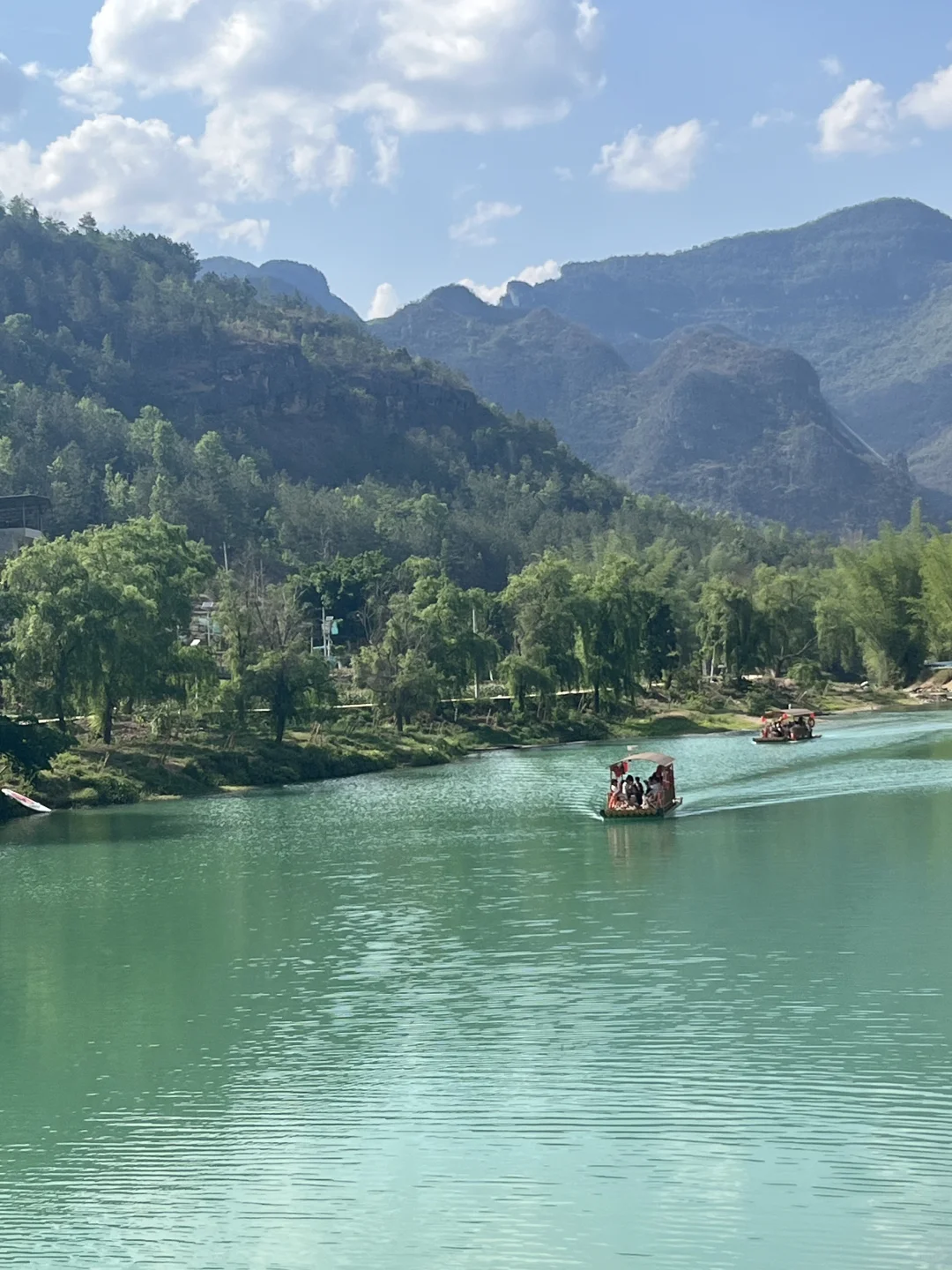 是被绿光包围的溶洞呀～🪑